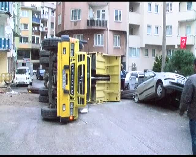 Bursa'da demir yüklü kamyon devrildi
