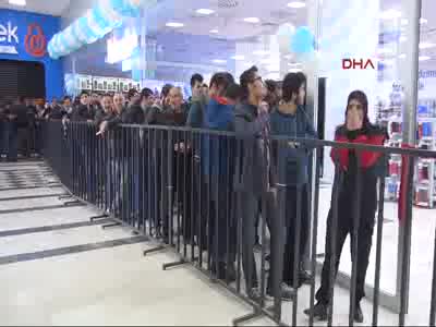 Teknoloji market açılışında indirim izdihamı