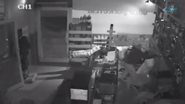 2 dakikada 10 bin liralık sigara çaldılar!