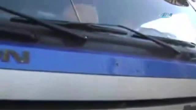 Kamyon sürücüsünü aşağı indirmek kolay olmadı !
