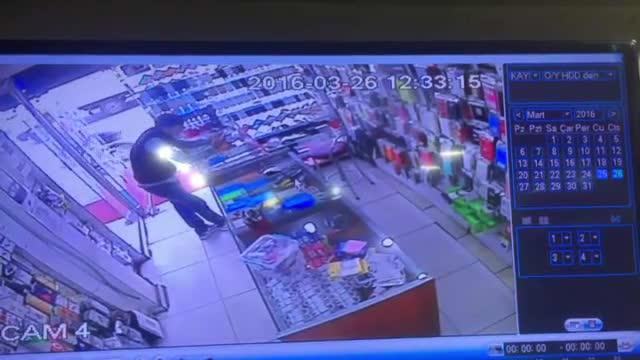 Dükkan sahibinin fotoğrafını çekti, telefonu çaldı