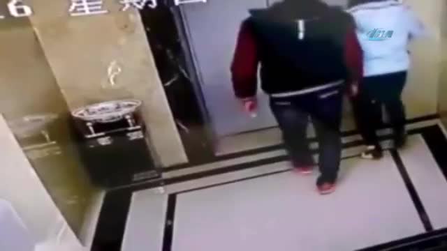 Kapıyı kırdı, asansör boşluğuna düştü!