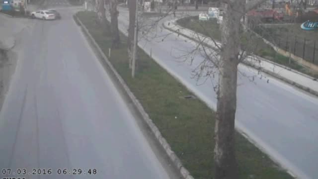 Yalova'da trafik kazaları MOBESE'lere yansıdı