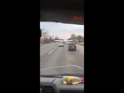 Rusya'da otoyola inen uçak görenleri hayrete düşürdü