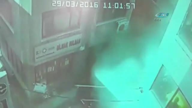 İstanbul'da 100 yıllık bina böyle çöktü