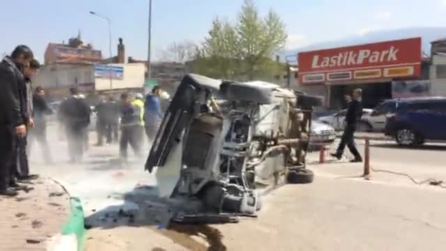 Bursa'da korkunç kaza! Takla atan araçtan burunları bile kanamadan kurtuldular!