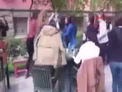 Eski kız arkadaşını taciz ettiği ileri sürülen erkek öğrenci kızlar tarafından tekme-tokat böyle dövüldü
