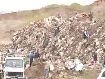 Sur'un enkazından geriye kalan eşyalarını kurtarmaya çalışıyorlar