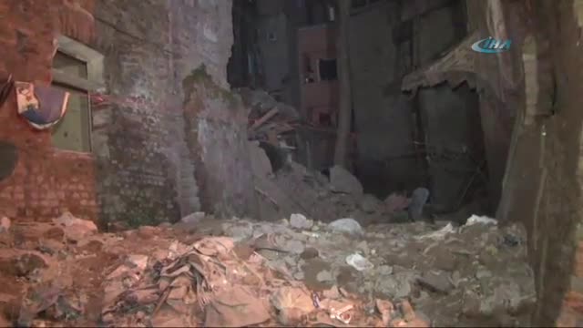 Beyoğlu'nda 2 katlı bina çöktü