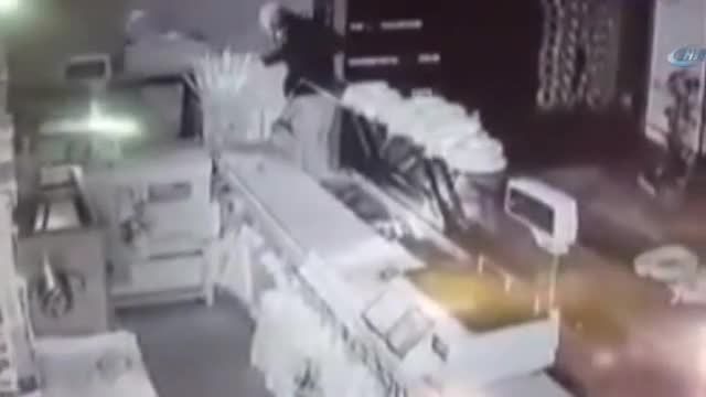 Bursa'da hırsızlar güvenlik kamerasına yakalandı