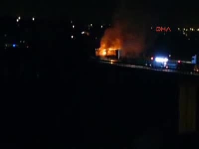TEM Otoyolunda parke yüklü tır yandı: 2 yaralı