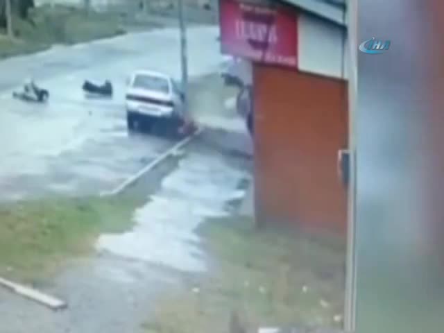 Otomobilden böyle uçtular