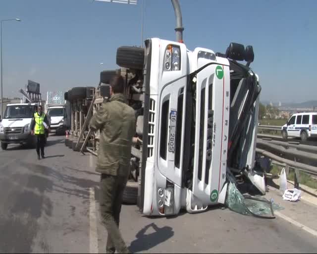 Bursa'da virajı alamayan bir TIR, kamyona çarparak devrildi!
