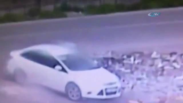 Bombalı araç patlama bölgesine böyle bırakılmış