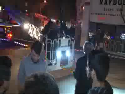 İstanbul'da 7 katlı binanın ana girişi çöktü! Mahsur kalanlar var