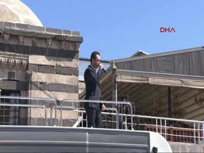 Davutoğlu Sur'daki Ulu Camii önünde vatandaşlara hitap etti