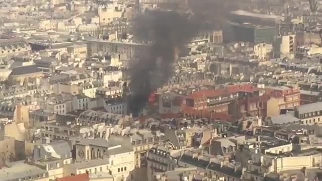 Paris'te patlama meydana geldi!