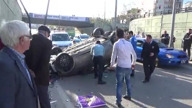 Bursa'da korkuluklara çarpan otomobil köprüden uçtu!