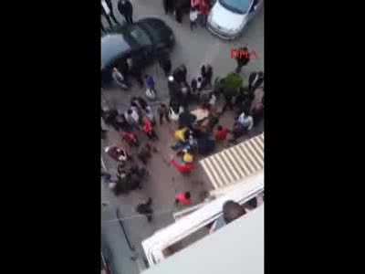 Gençleri uyarınca bıçaklandı