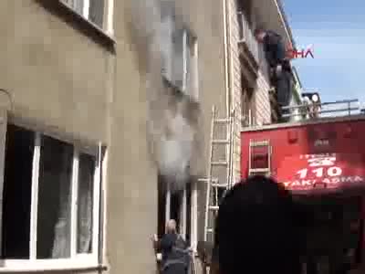 Bursa'da alevler arasında kalan kadın son anda kurtarıldı!