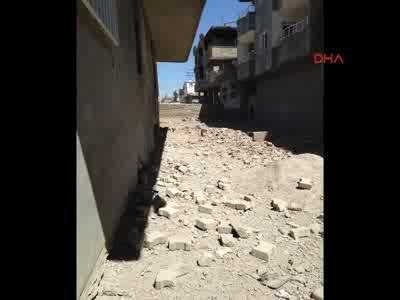 Nusaybin'de parke taşları ile sokaklara kurulan barikatlar kaldırılıyor