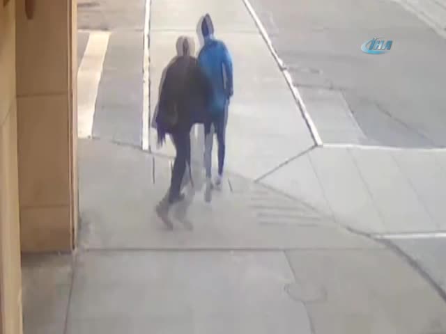 Kanada'da akıl hastası adam önüne geleni bıçakladı