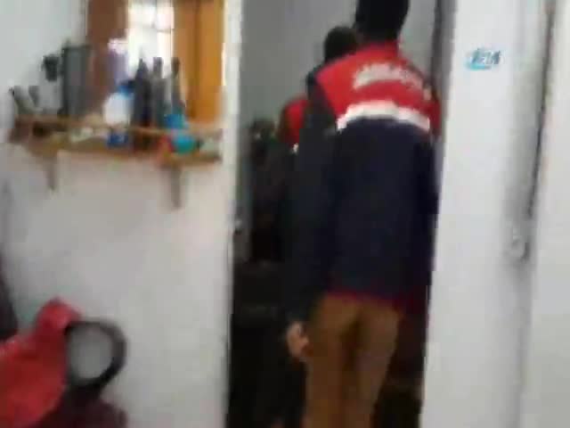 Kuaför değil silah deposu!