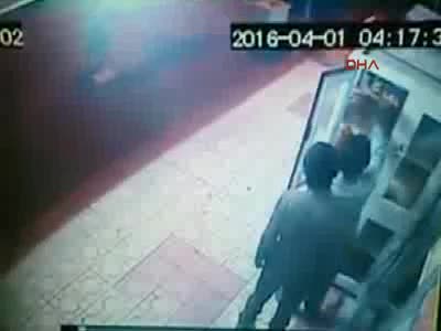 Pide çalan çocukları feci şekilde dövdüler