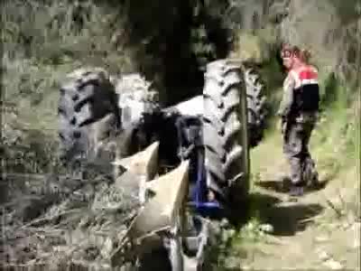 İki ay önce aldığı traktörüyle şarampole yuvarlandı