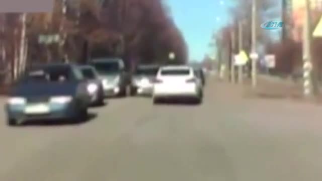 Gaz pedalı sıkışan araç trafiğe daldı