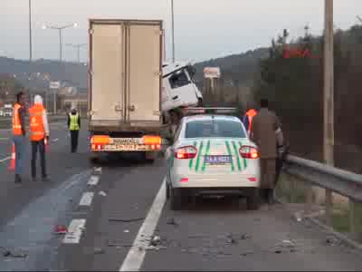 Kamyona ve bariyerlere çarpan TIR'ın sürücüsü öldü