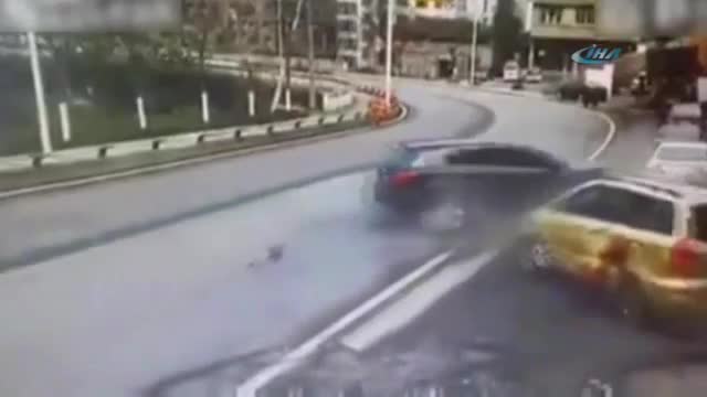 Araçlar yayaların arasına daldı
