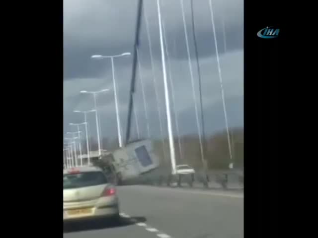 Rüzgar kamyonu böyle devirdi