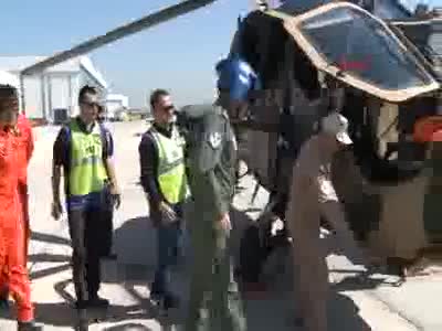 Akın Öztürk'ün T129 ATAK ve HÜRKUŞ ile yaptığı yüksek performans manevralı uçuşları nefes kesti