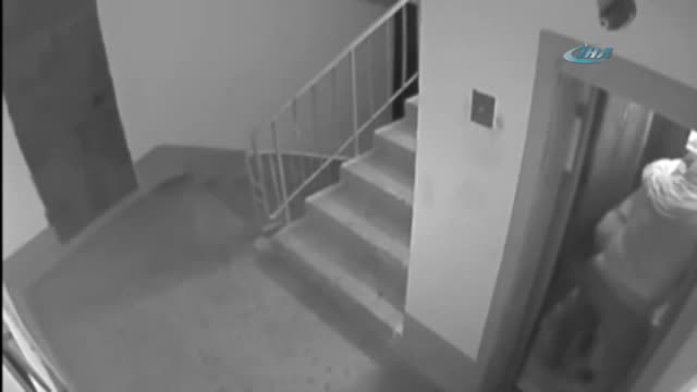 Yaşlı adamı asansörde gasp ettiler