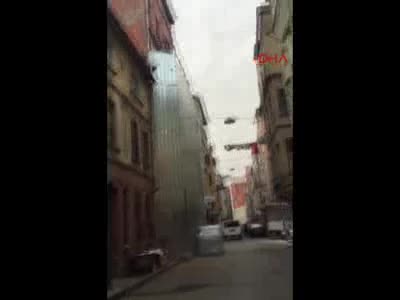 İstanbul Beyoğlu'nda binanın çökme anı kamerada