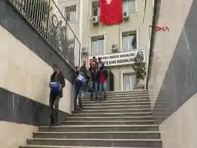 Çaldıkları otomobilleri sahiplerine satan hırsızlar yakalandı