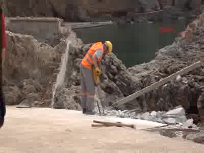 Beton dökülen plajda yıkım