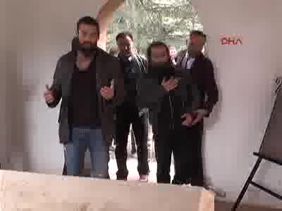 Diriliş Ertuğrul dizisinin oyuncuları Bursa'da Turgut Alp'in kabrini ziyaret etti