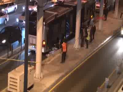 Metrobüsün altında kalan seyyar satıcı hayatını kaybetti