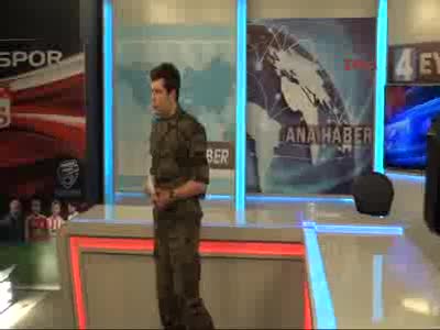 Ana haber bültenini özel harekat üniformasıyla sundu