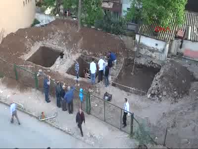 İzmit'te otoparkta yapılan kazıda 2 metrelik heykel bulundu