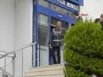 Altınlarını aldıkları kadına 'üzerine bir bardak su iç'  diyen 2 dolandırıcı yakalandı