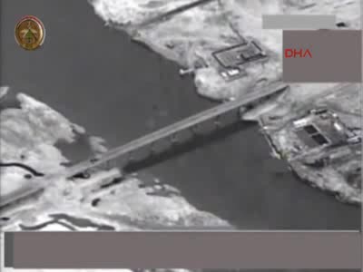 ABD uçakları Musul'da IŞİD'in kullandığı köprüyü bombaladı
