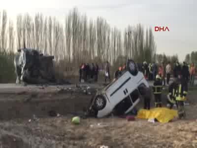 Cenaze aracı ile hafif ticari araç çarpıştı: 4 ölü, 2 yaralı
