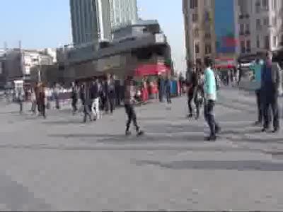 Bıçaklı genç kız Taksim Meydanı'nı karıştırdı