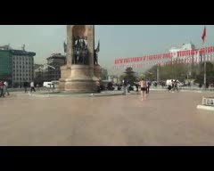 Taksim Meydanı'nda çıplak eylem