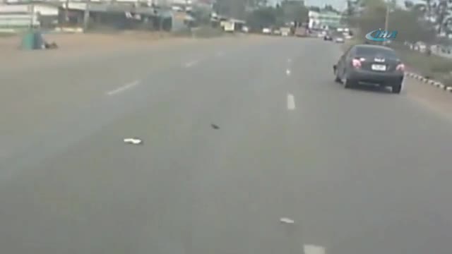 Otomobil motosiklete böyle çarptı