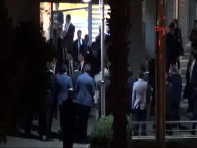 Başbakan Davutoğlu Şanlıurfa'da ezilme tehlikesi geçirdi