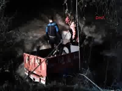 Dereye uçan traktördeki yaşlı çift hayatını kaybetti